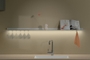 Keuken wandplank met verlichting onder Witte plank met wijnglazenrek Van Strackk Onderaanzicht 1080x600pxl