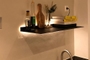 Zwarte wandplank met verlichting van Strackk in keuken 500x500