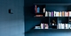 Zwevende boekenplank van Strackk In blauw op blauwe muur 1280 x 660 pxl