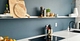 Keukenplank wit tegen blauwe muur Van Strackk 1280 x 660 pxl