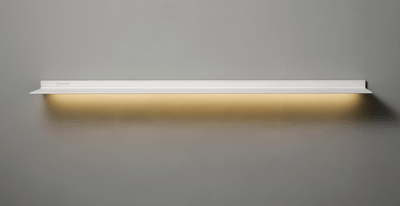 Wandplank met licht van Strackk Wit Matt RAL9016 Vooraanzicht 1080 x 1080 pxl
