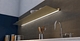Wandplank met verlichting boven keuken aanrecht Van Strackk 1280 x 660 pxl