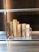 Open wandkast van Strackk In onbewerkt aluminium Ingezoomd op boeken met aluminium boekensteunen