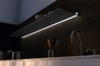 Wandplank met verlichting aan onderkant. Ideale verlichting boven het keukenaanrecht. Zwevende wandplank in Gun Metal. Van Strackk. Onderaanzicht ingezoomd