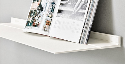 Wandplank van Strackk Witte plank met opengeslagen boek in richel 1280x660 pxl