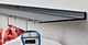 Zwarte wandkapstok Van Strackk Wandplank met sleuven voor kledinghangers In perspectief 1280x660 pxl