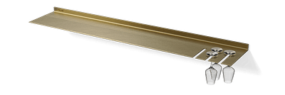 Wandplank met wijnglazenrek van Strackk In goud In perspectief 1280x430 pxl