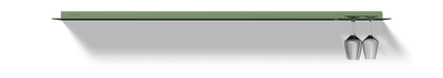 Wandplank met wijnglazenrek van Strackk In groen Vooraanzicht 1280x230 pxl