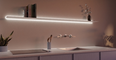 Wandplank met verlichting onder tunable light Wit in keuken Van Strackk 1280 x 660 pxl