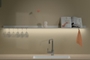 Keuken wandplank met verlichting onder Van Strackk Witte plank met wijnglazenrek Voor aanzicht 1280x660 pxl