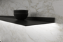 Wandplank met verlichting onder Zwarte plank van Strackk Hoekaanzicht 1280x660 pxl