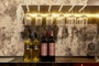 Wandplank met LED-verlichting en wijnglazenrek van Strackk