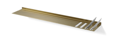 Wandplank met bordenrek In goud Van Strackk In perspectief 1280x430 pxl