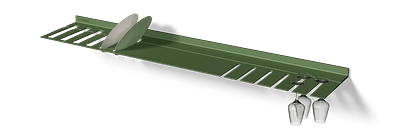 Groene wandplank met borden en wijnglazenrek Van Strackk In perspectief 1280x430 pxl