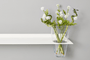 Weißes Wandregal nach Maß von Strackk mit Vase 1080 x 680 pxl