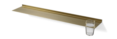 Gouden wandplank met vaas Van Strackk In perspectief 1280x430 pxl